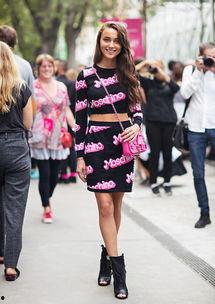 夏装街拍图片,缤纷色彩演绎个性潮流